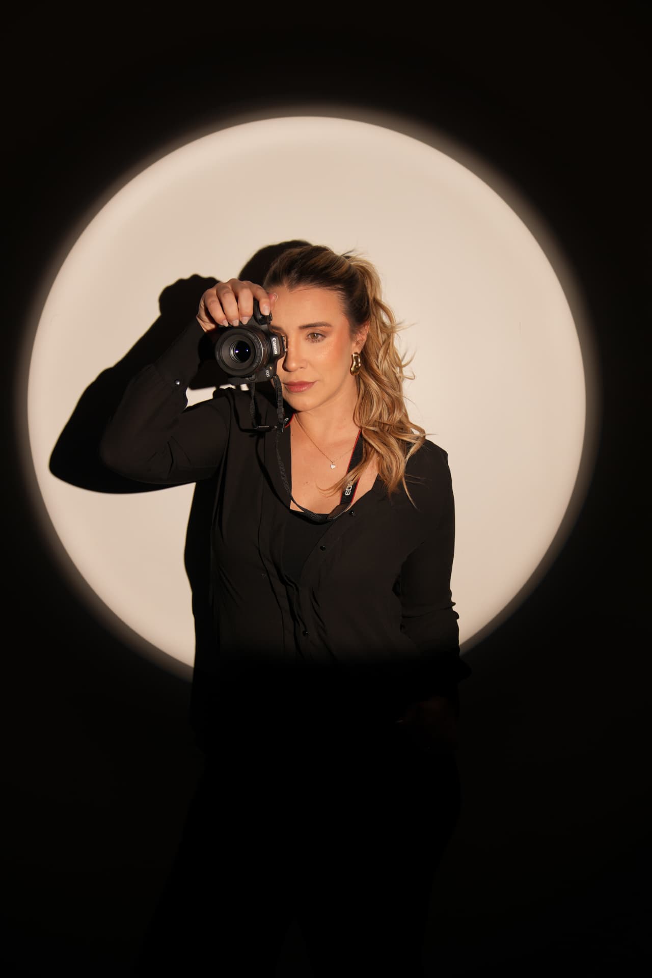 Isa Simoneto fotografando com câmera profissional