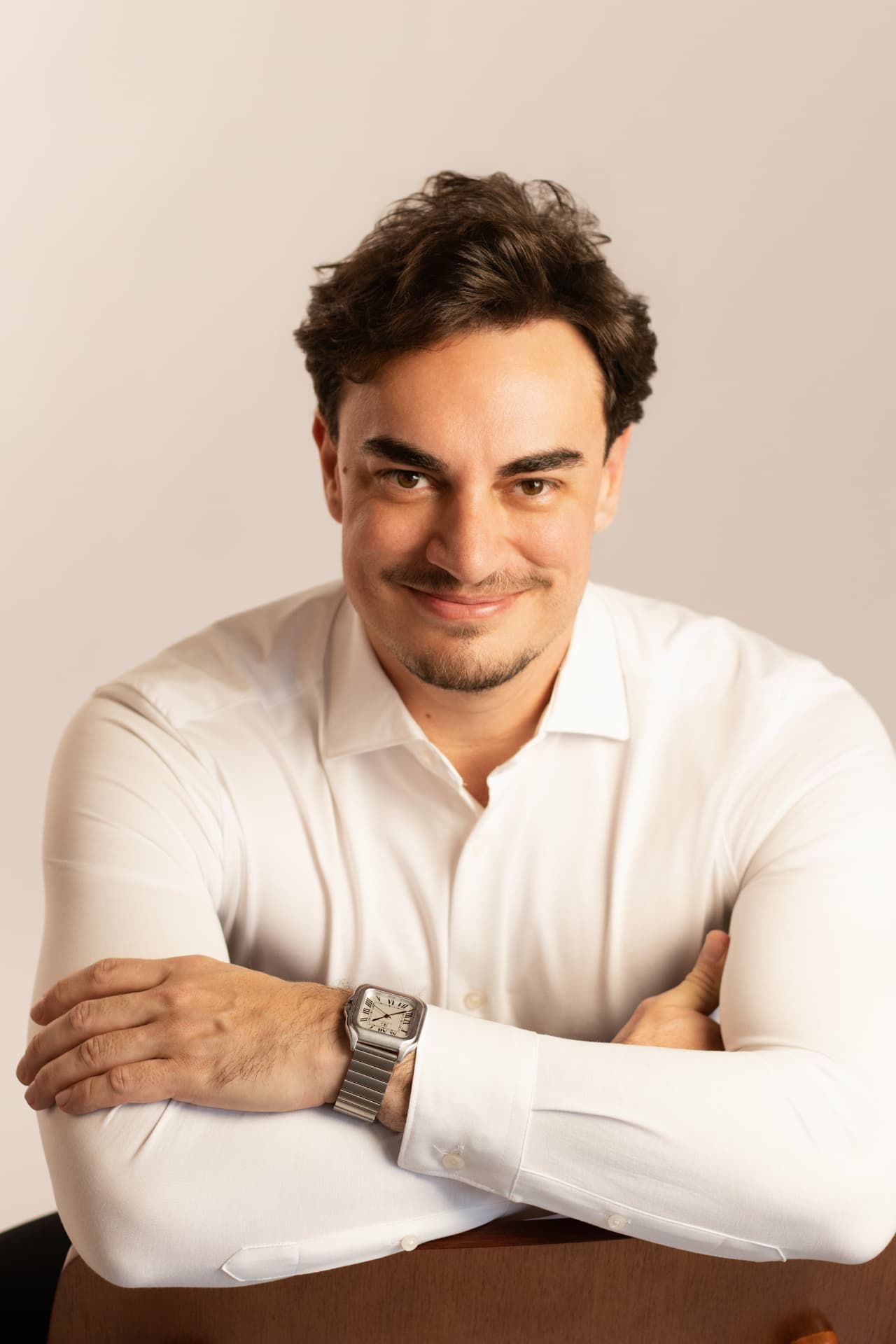 Retrato masculino em camisa branca